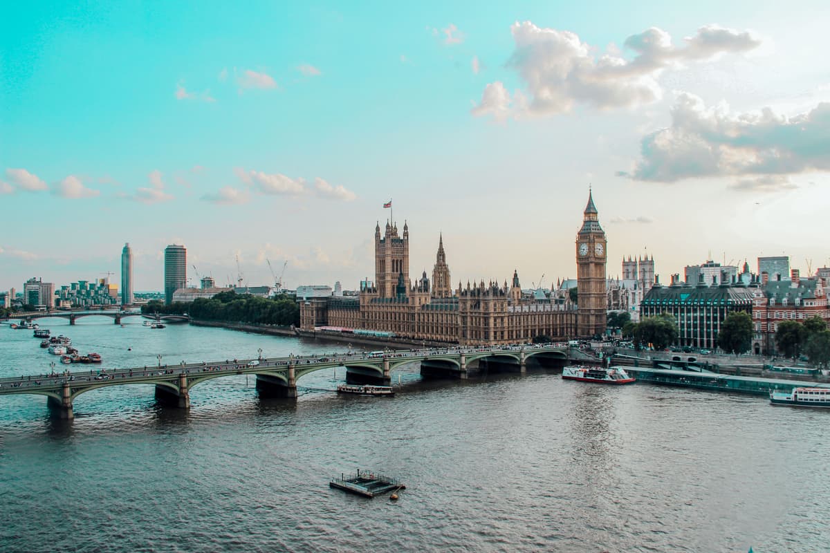 Hiring in the United Kingdom: Minimum Wage and Employment Guide