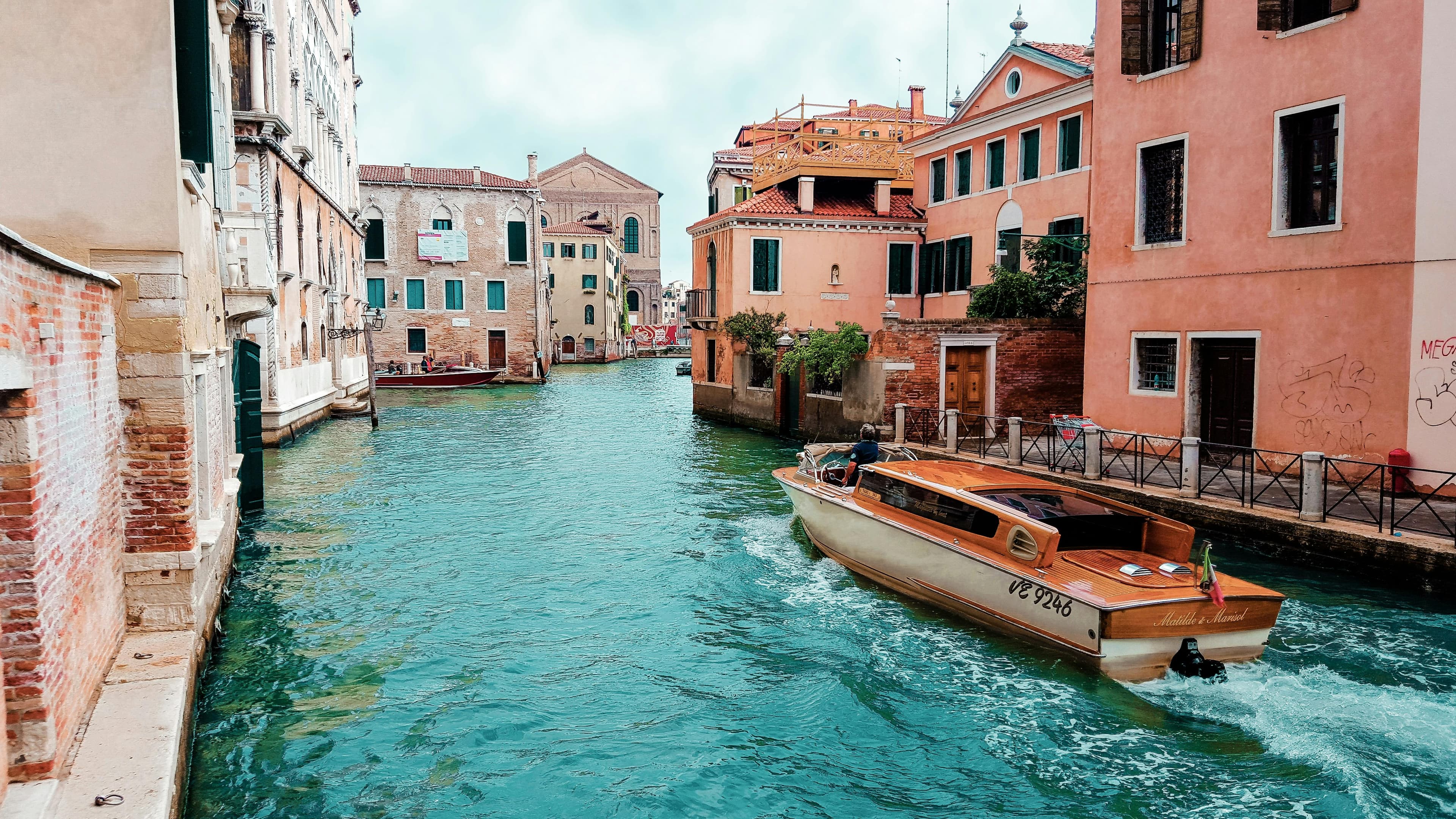 Hiring in Italy: Minimum Wage and Employment Guide