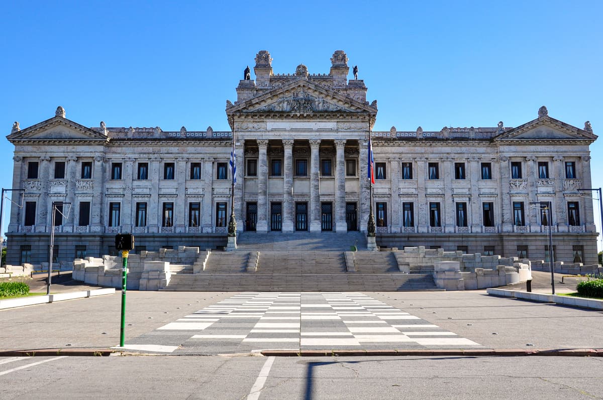 Hiring in Uruguay: Minimum Wage and Employment Guide